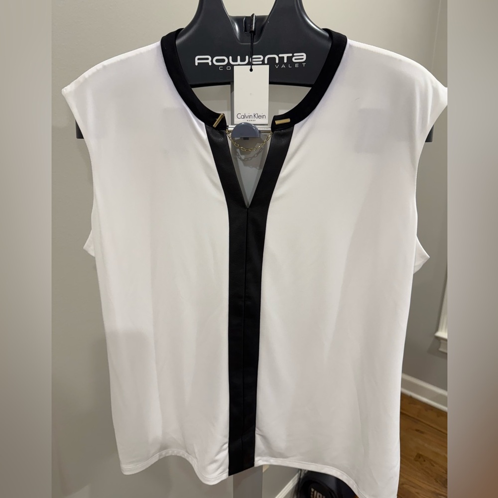 Calvin Klein Ivory Sleeveless Shell/Blouse w/ Faux Leather Trim. 1X NWT.